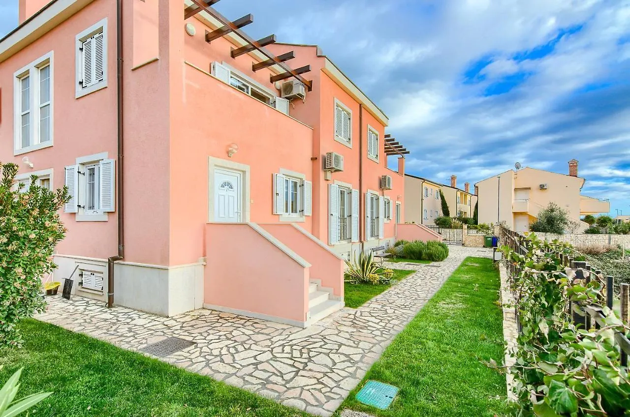 Medulin Luxury Apartments With Beautiful Garden 100 M From Beach
