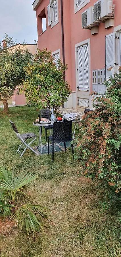 Medulin Luxury Apartments With Beautiful Garden 100 M From Beach